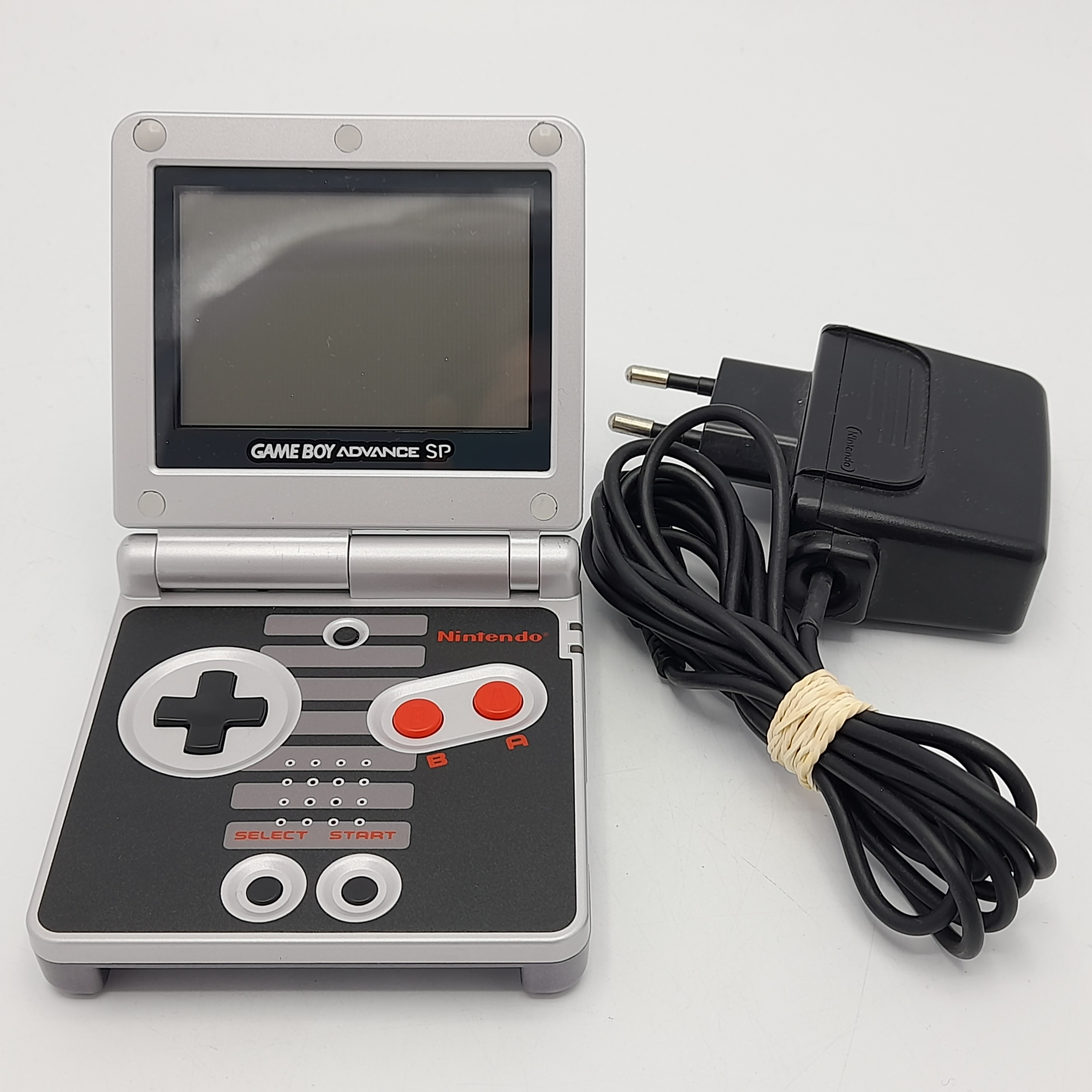 Foto van Game Boy Advance SP NES Classic Design - Zeer Mooi