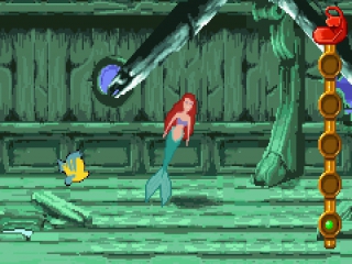Die kleine Meerjungfrau und Fischbein entdecken ein Schiffswrack am Meeresboden.