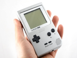 Dies ist der Game Boy Pocket, etwas kleiner als sein großer Bruder, der <a href = https://www.mariogba.nl/gameboy-advance-spel-info.php?t=Game_Boy_Classic target = _blank>Game Boy Classic</a>, aber immer noch fantastisch zu benutzen!